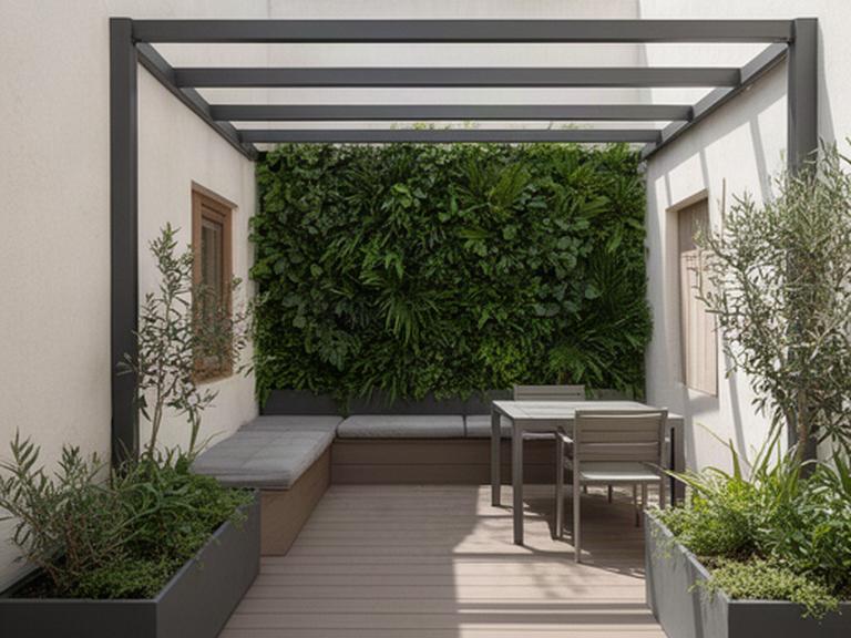 Patio interior reformado en Alcaudete con suelo composite antideslizante, pérgola de aluminio y muro verde