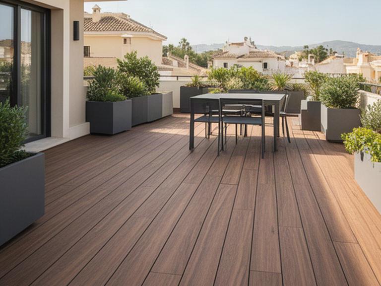 Pavimento de composite color nogal en una terraza contemporánea con mobiliario exterior