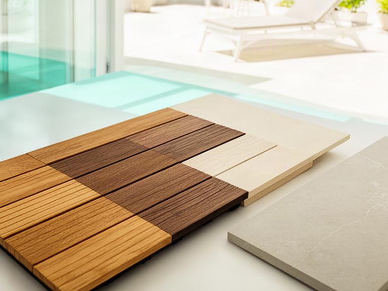 Muestras de madera, composite y gres porcelánico junto a una terraza luminosa en Córdoba